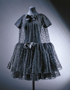 Robe cocktail 'Baby doll' en crêpe de chine, dentelle et satin, Cristóbal Balenciaga, Paris, 1958 © Victoria and Albert Museum, London